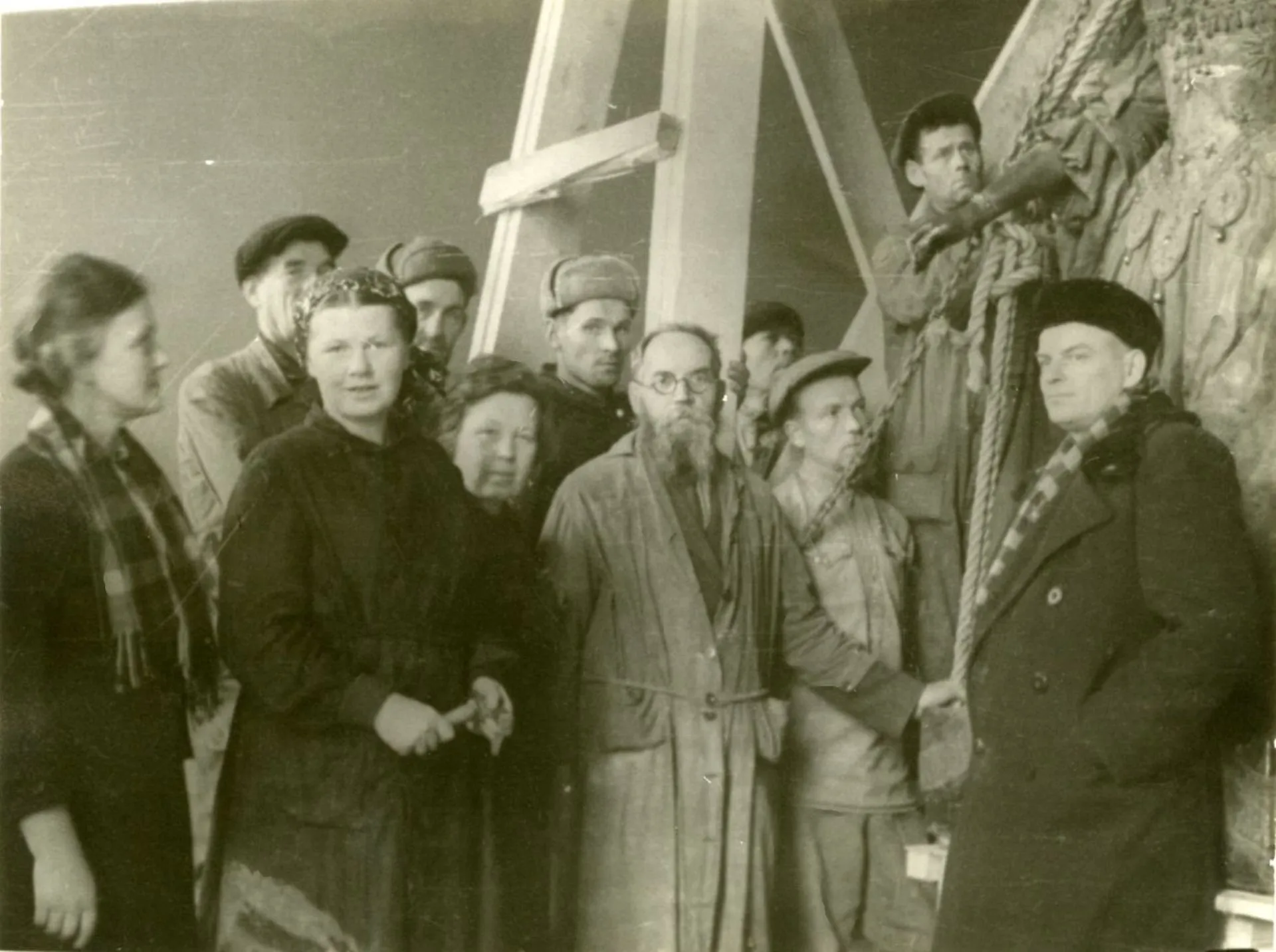 Olga Volkova, Vera Alekseeva, Lyudmila Pushnikova, Grigory Presnov, Pyotr Baltun and Russian Museum staff. Post-war display. Installation of Bartolomeo Carlo Rastrelli’s sculpture Anna Ioannovna with a Black Page. October 1946