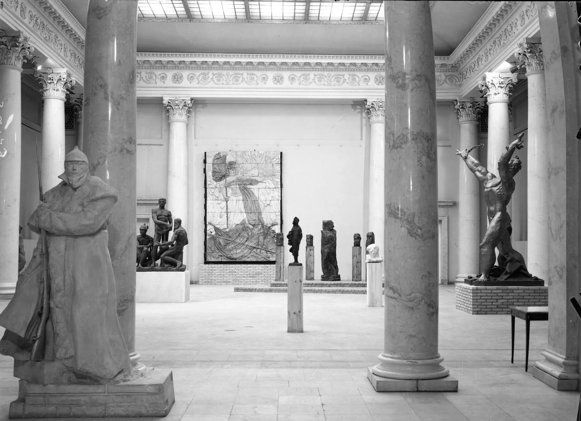 Exhibition of Soviet monumental sculpture in the Column Hall of the Benois Wing. 1967