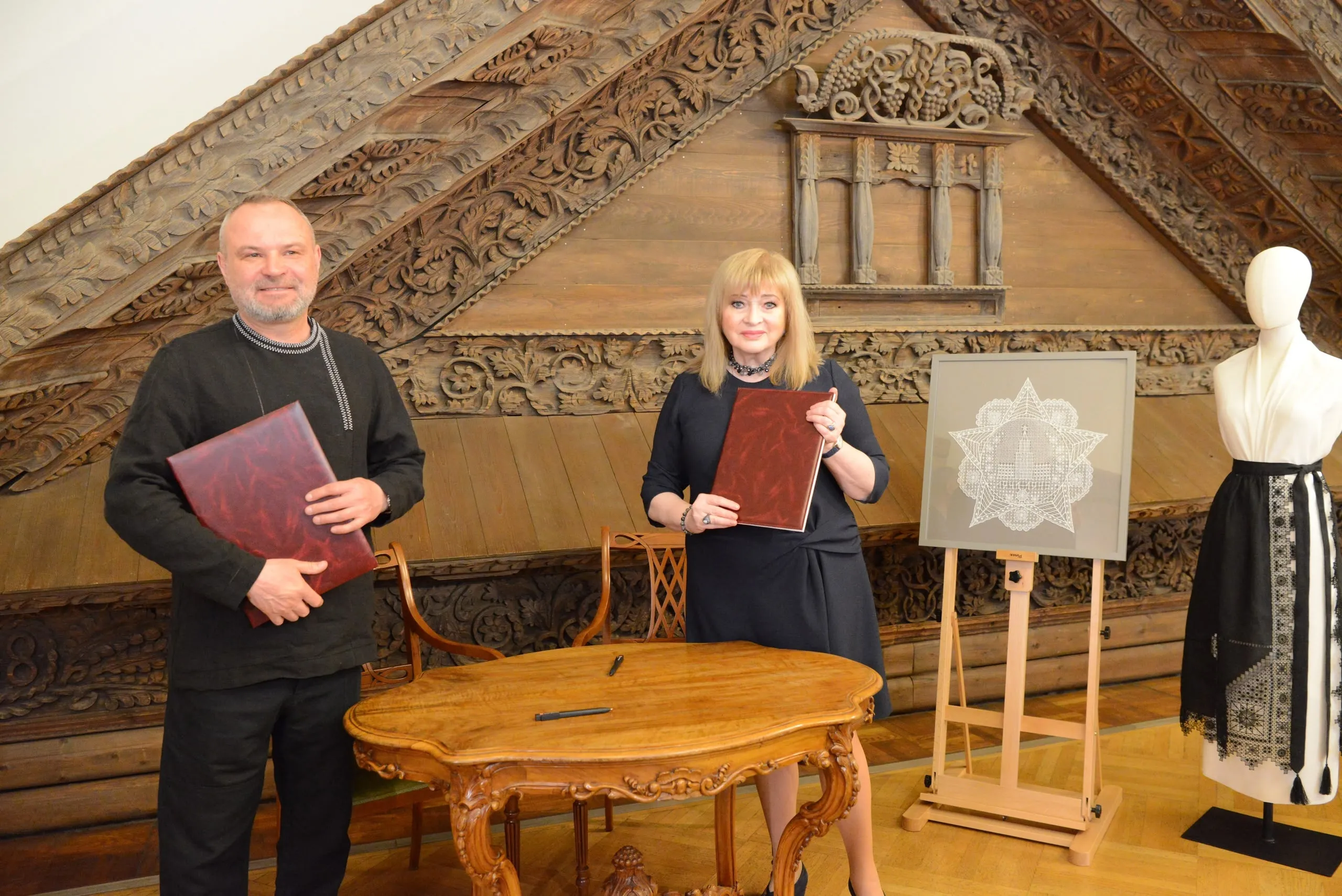 The Russian Museum Receives  New Krestetskaya Strochka Embroidery Works as Gifts
