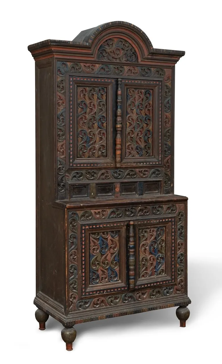 Cupboard. 18th century. Yaroslavl Province (?). Wood; carving, paintwork. State Russian Museum
