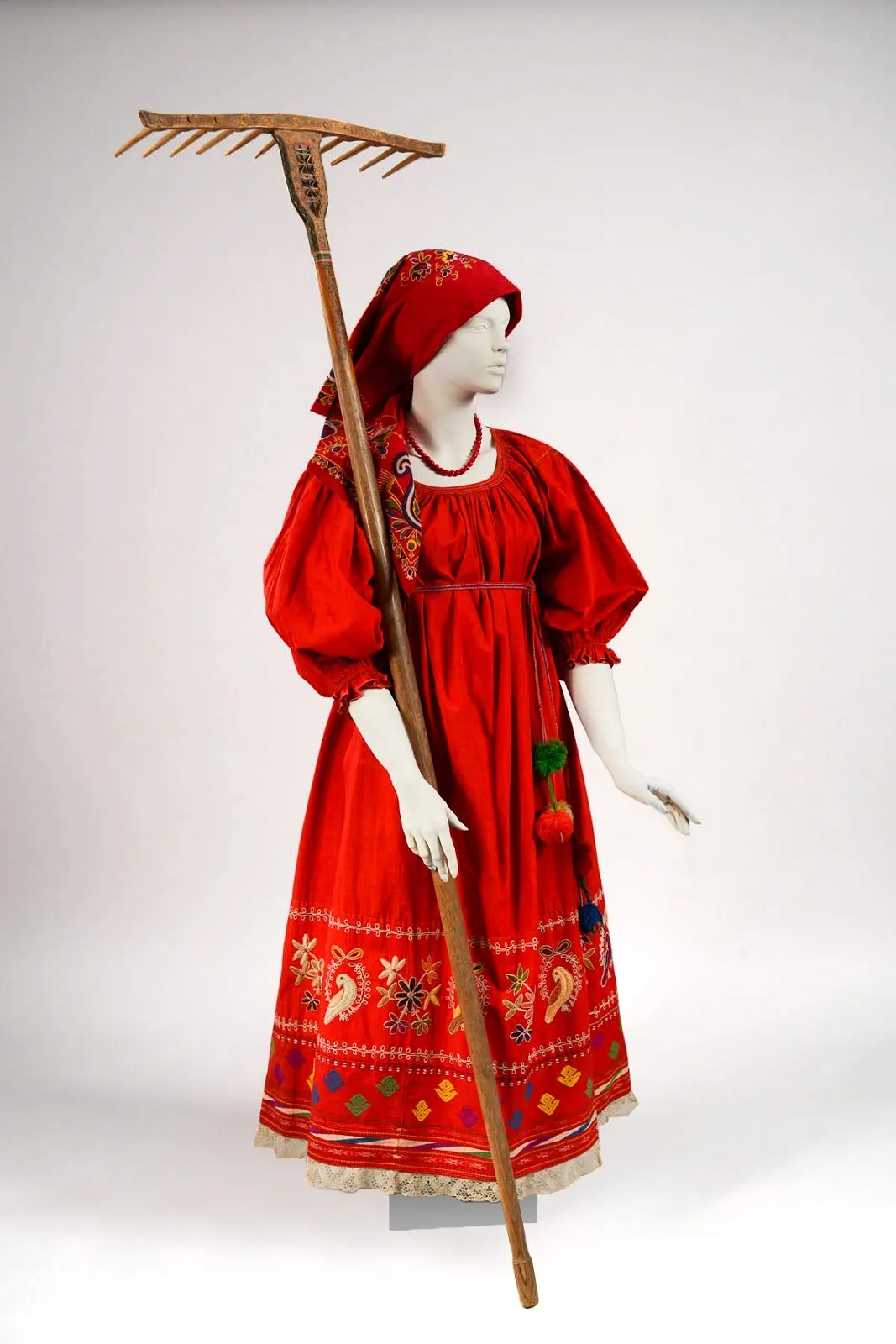 Woman’s festive haymaking costume. 19th century. Yaroslavl Province. Coarse red calico; branoe weaving, lace, chain-stitch embroidery. State Russian Museum